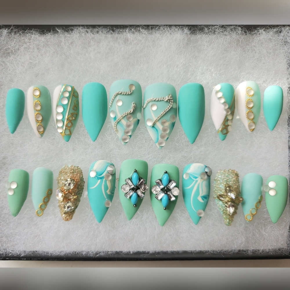 Luxurious press-on Nails - Picture 13 of 13